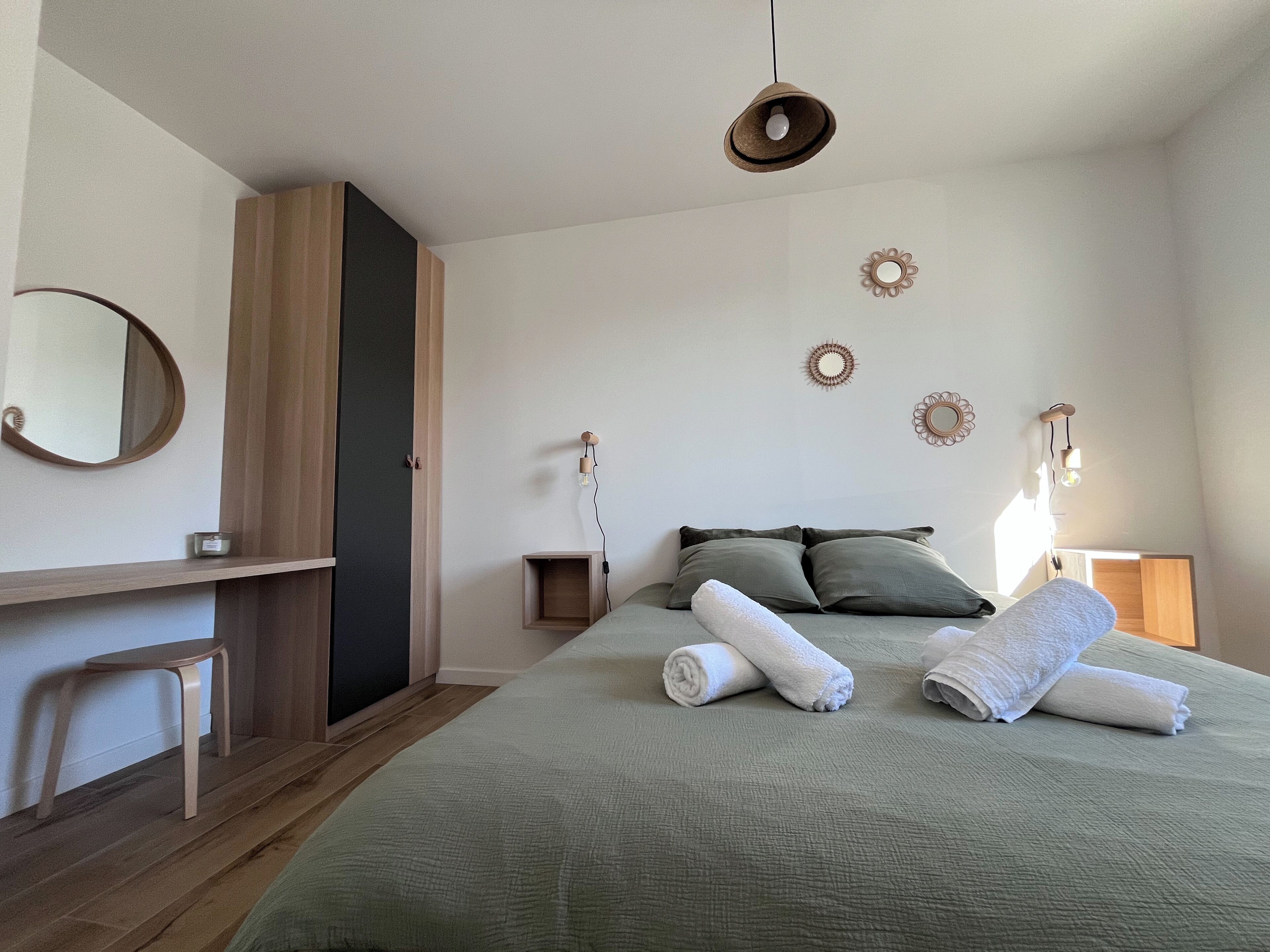 3 slaapkamers, een strijkplank/strijkijzer, gratis wifi, beddengoed