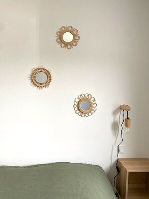 Iron/ironing board, internet, bed sheets