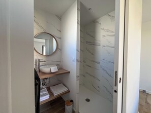 Shower, hair dryer, towels, soap - La Maison Palulova - Jacuzzi - 400m from the beach (Plouescat)