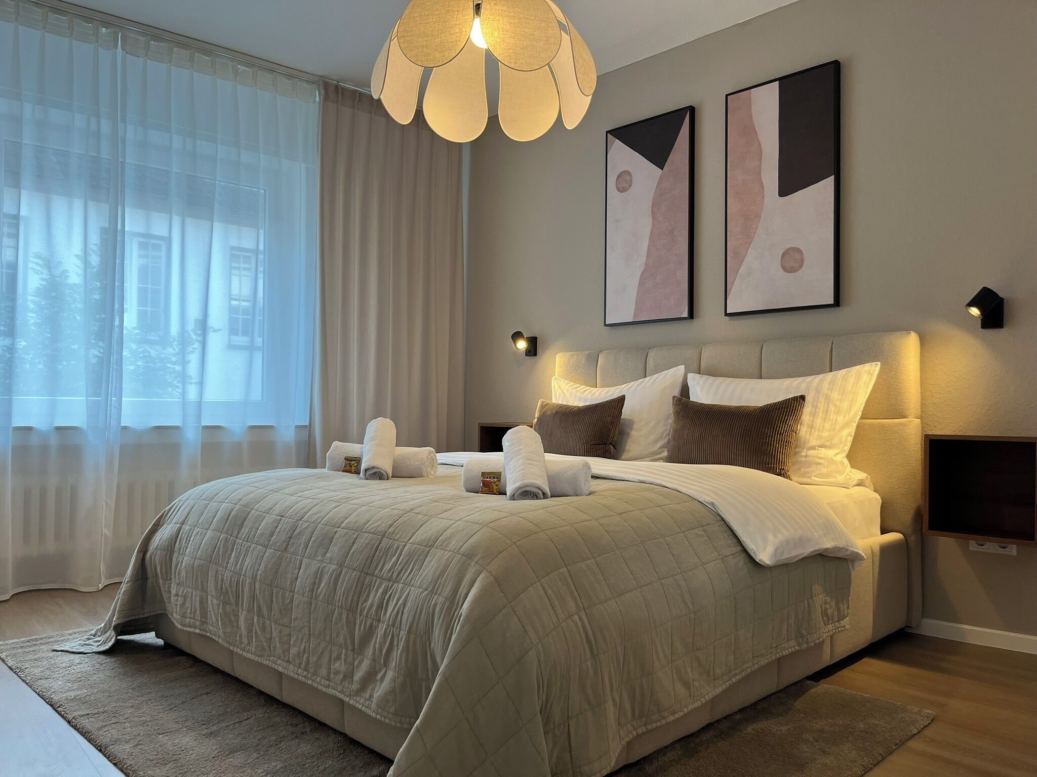 4 chambres, bureau, fer et planche à repasser, lit parapluie