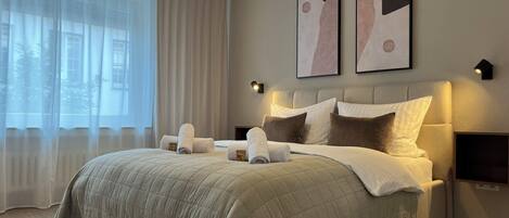 4 slaapkamers, een bureau, een strijkplank/strijkijzer, reisbedje