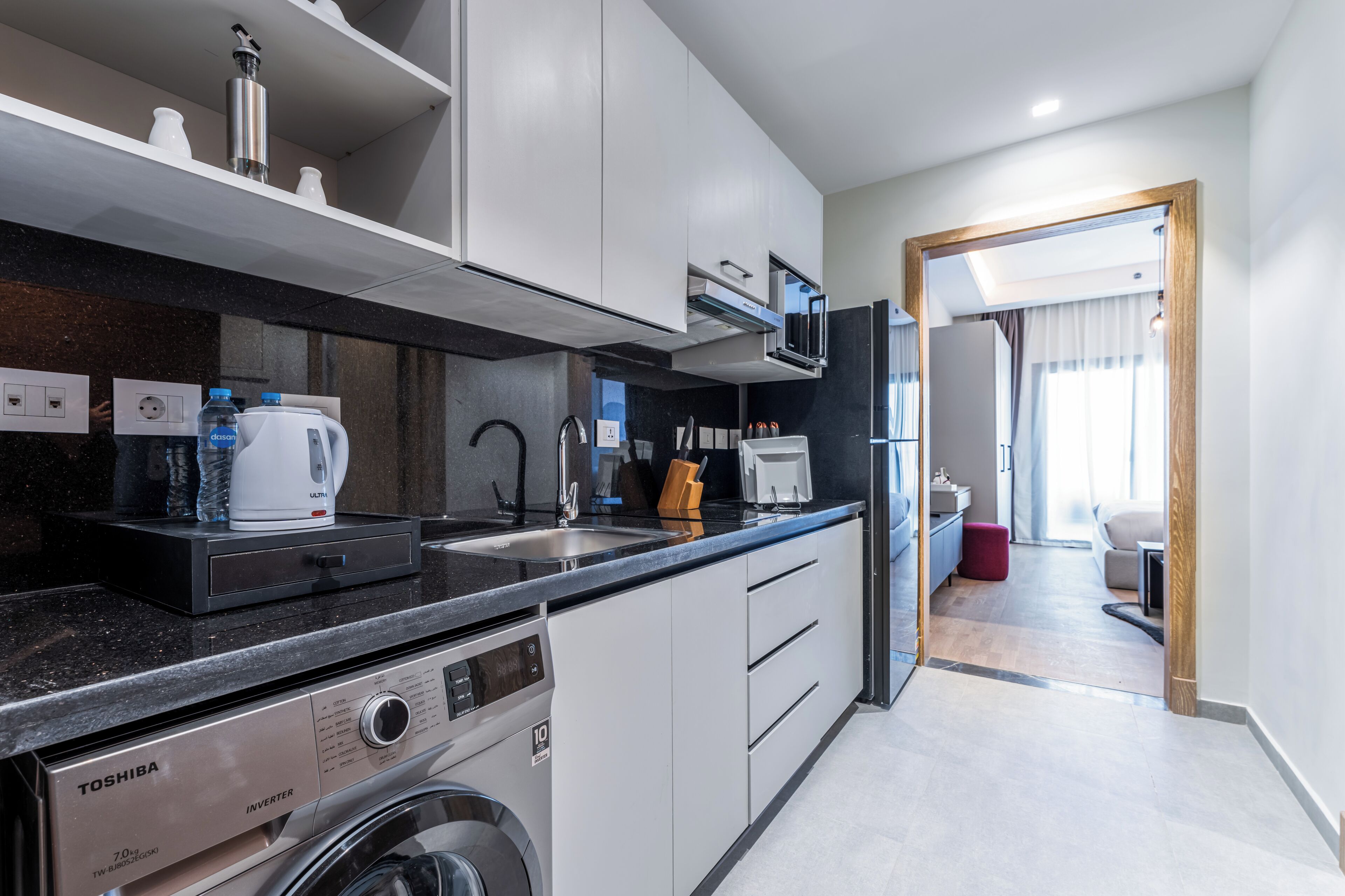 Estudio, 1 cama King size | Cocina privada | Refrigerador, microondas y parrilla de estufa 