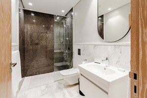Studio, 1 kingsize bed | Badkamer | Een douche, een haardroger, pantoffels, handdoeken