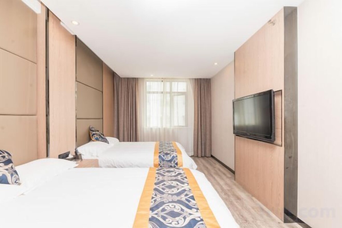 Sunshine 2-bed Room