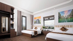 Habitación de hotel con dos camas, un espejo grande, un armario y una ventana con vistas a la ciudad.
