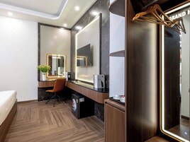 Standard Double Room | Laptop workspace, free WiFi