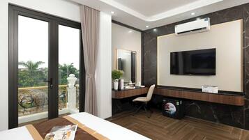 Une chambre d’hôtel moderne équipée d’un grand lit, d’un bureau avec une chaise, d’une télévision et d’un appareil de climatisation.