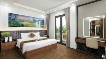 Deluxe-Doppelzimmer, Balkon, Flussblick | Laptopgeeigneter Arbeitsplatz, kostenloses WLAN