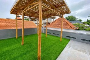 A rooftop garden with a wooden pergola structure. - Hirosima House Bali by The Lavana (Bali)
