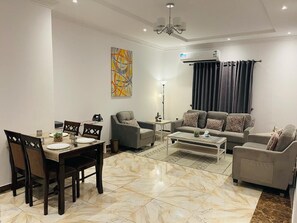 Dining - Shooting Star Apt 9 - Majid Al Nawabi and Quba (Madinah)