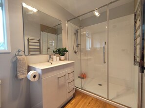 Douche, séchoir à cheveux, serviettes fournies, savon