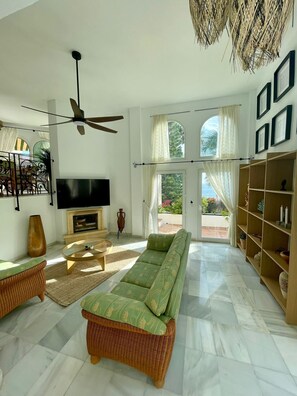 TV, fireplace - The Oasis Beachfront Villa (Almuñécar)