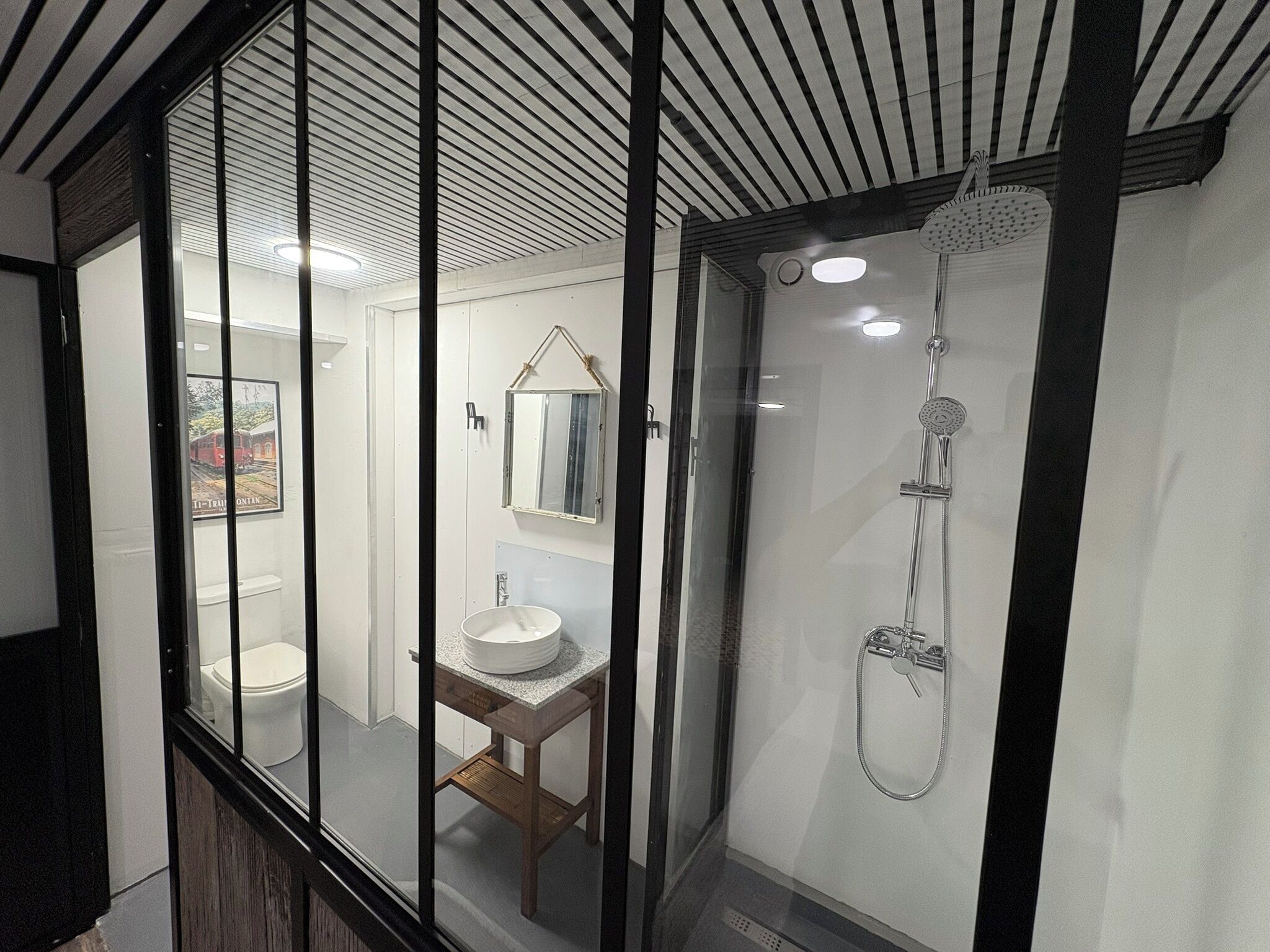 Banian | Bathroom | Shower, towels, soap, shampoo