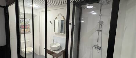 Banian | Salle de bain | Douche, serviettes fournies, savon, shampoing