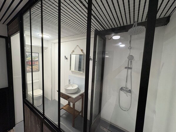 Banian | Badkamer | Een douche, handdoeken, zeep, shampoo