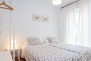 2 dormitoris, planxa i posts de planxar, wifi i roba de llit 