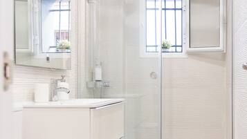 Secador de pelo, toallas, jabón y papel higiénico