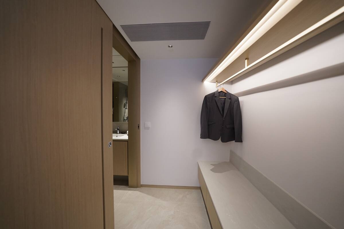 ألحفة محشوة بالريش وخزنة داخل الغرفة ومكتب ومساحة عمل للكمبيوتر المحمول