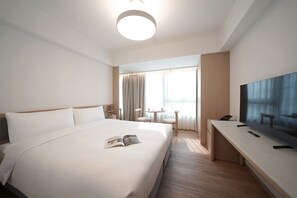 Quarto casal luxo, vista para a cidade | Edredons de pluma, cofres nos quartos, escrivaninha