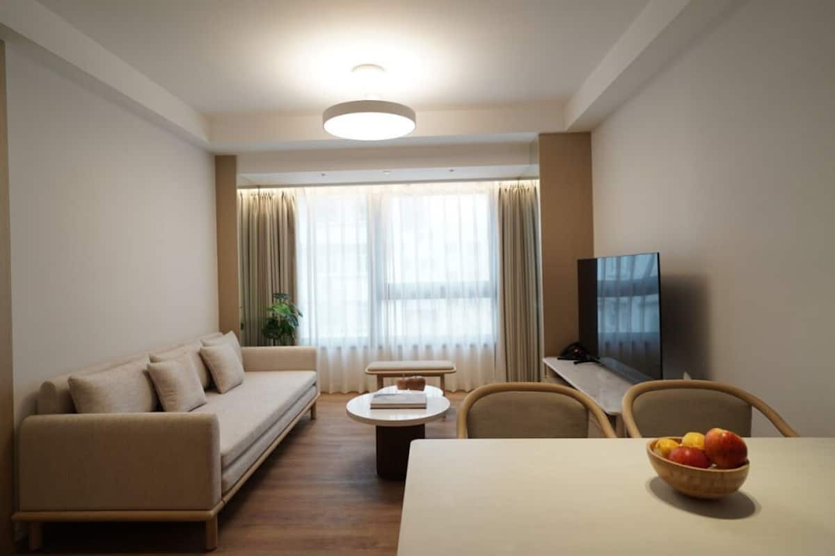 Escritorio, espacio para trabajar con laptop y wifi gratis