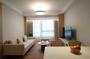 Escritorio, espacio para trabajar con laptop y wifi gratis 