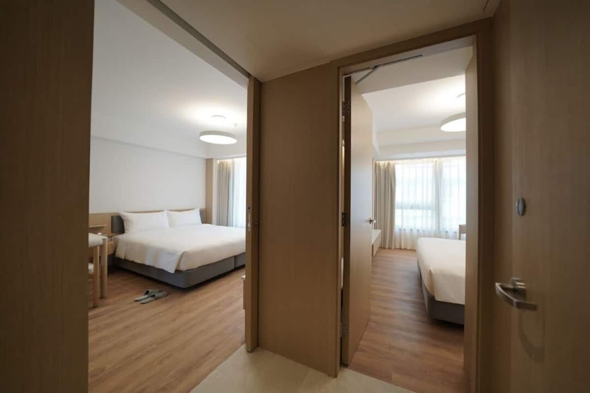 Habitación cuádruple, vista a la ciudad | Escritorio, espacio para trabajar con laptop y wifi gratis