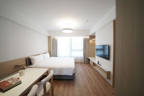 ألحفة محشوة بالريش وخزنة داخل الغرفة ومكتب ومساحة عمل للكمبيوتر المحمول