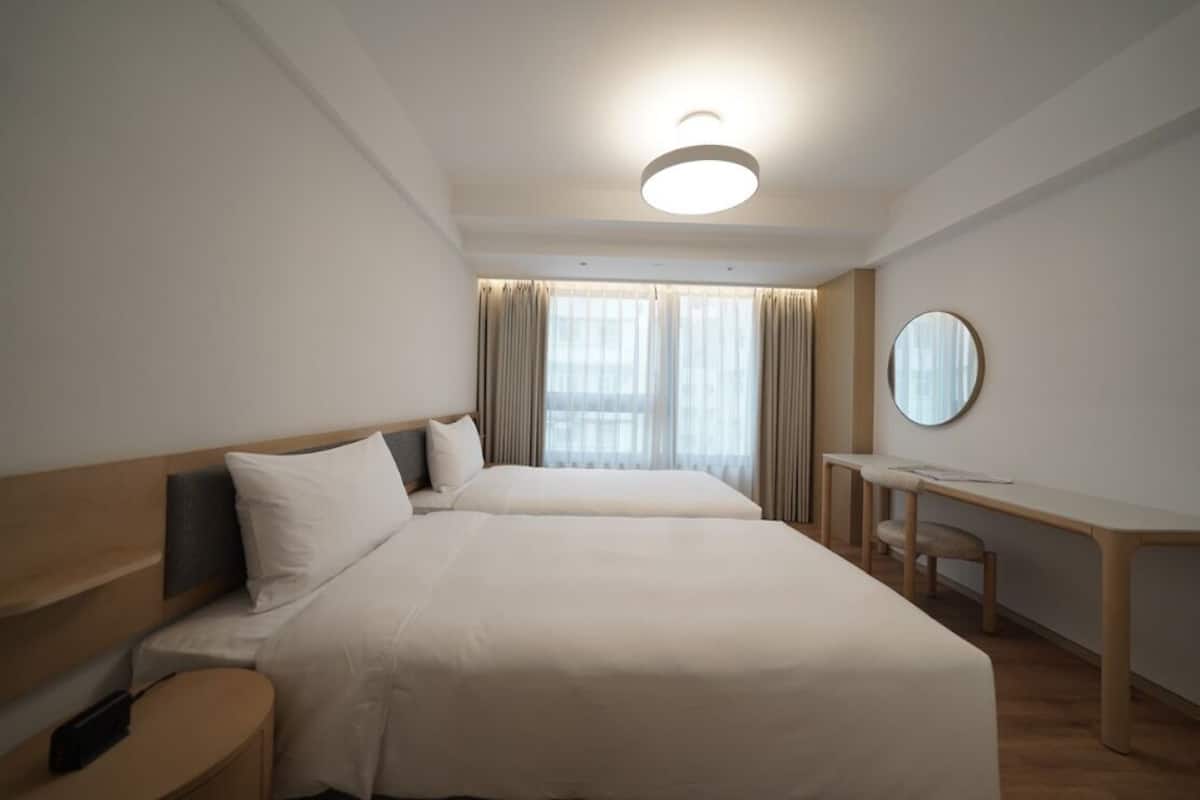 Suite, vista a la ciudad | Escritorio, espacio para trabajar con laptop y wifi gratis