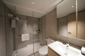 غرفة ثلاثية - منظر للمدينة | حمام | تجهيزات دش، مستلزمات مجانية للعناية الشخصية، مجففات شعر، خف للقدمين