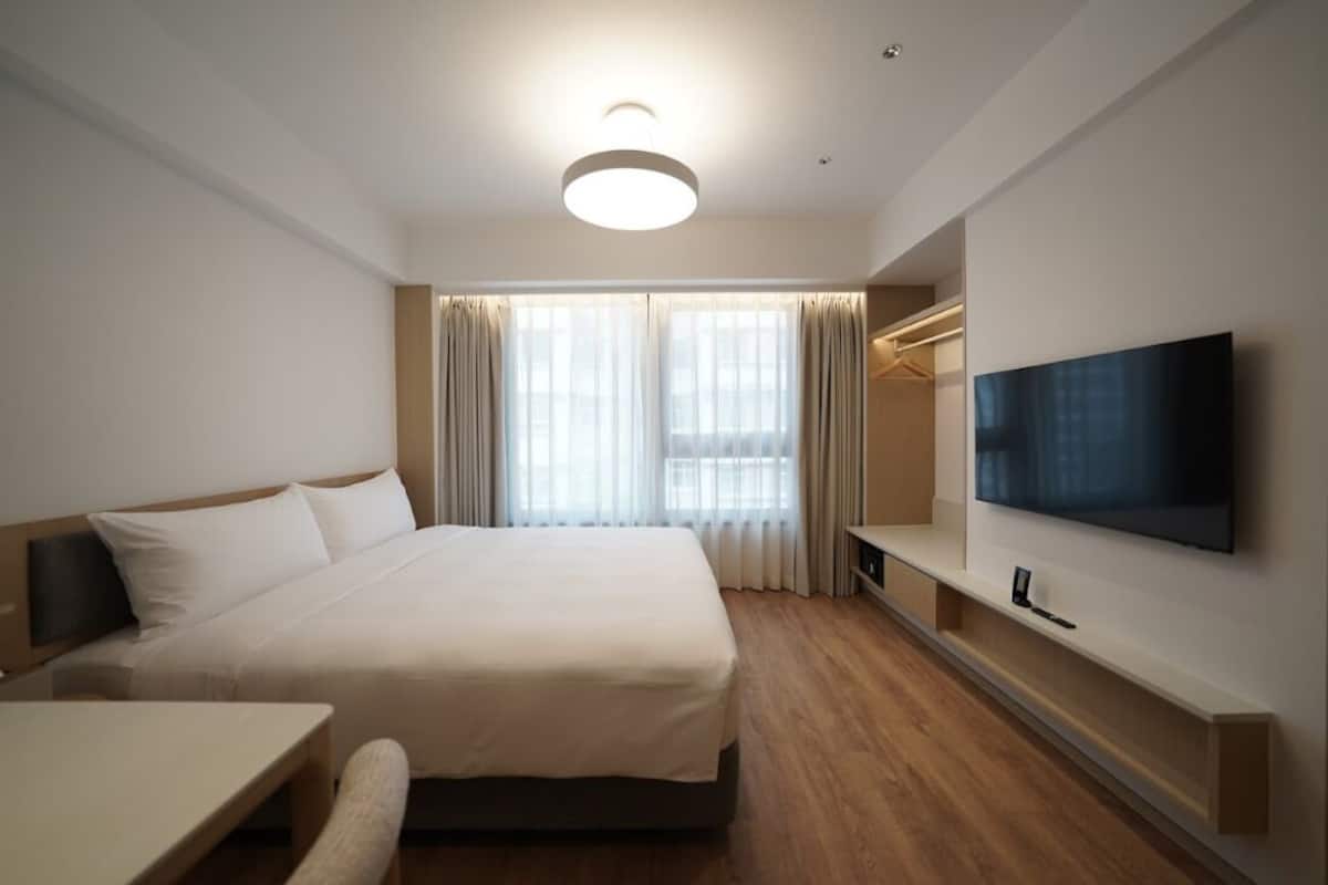 Escritorio, espacio para trabajar con laptop y wifi gratis