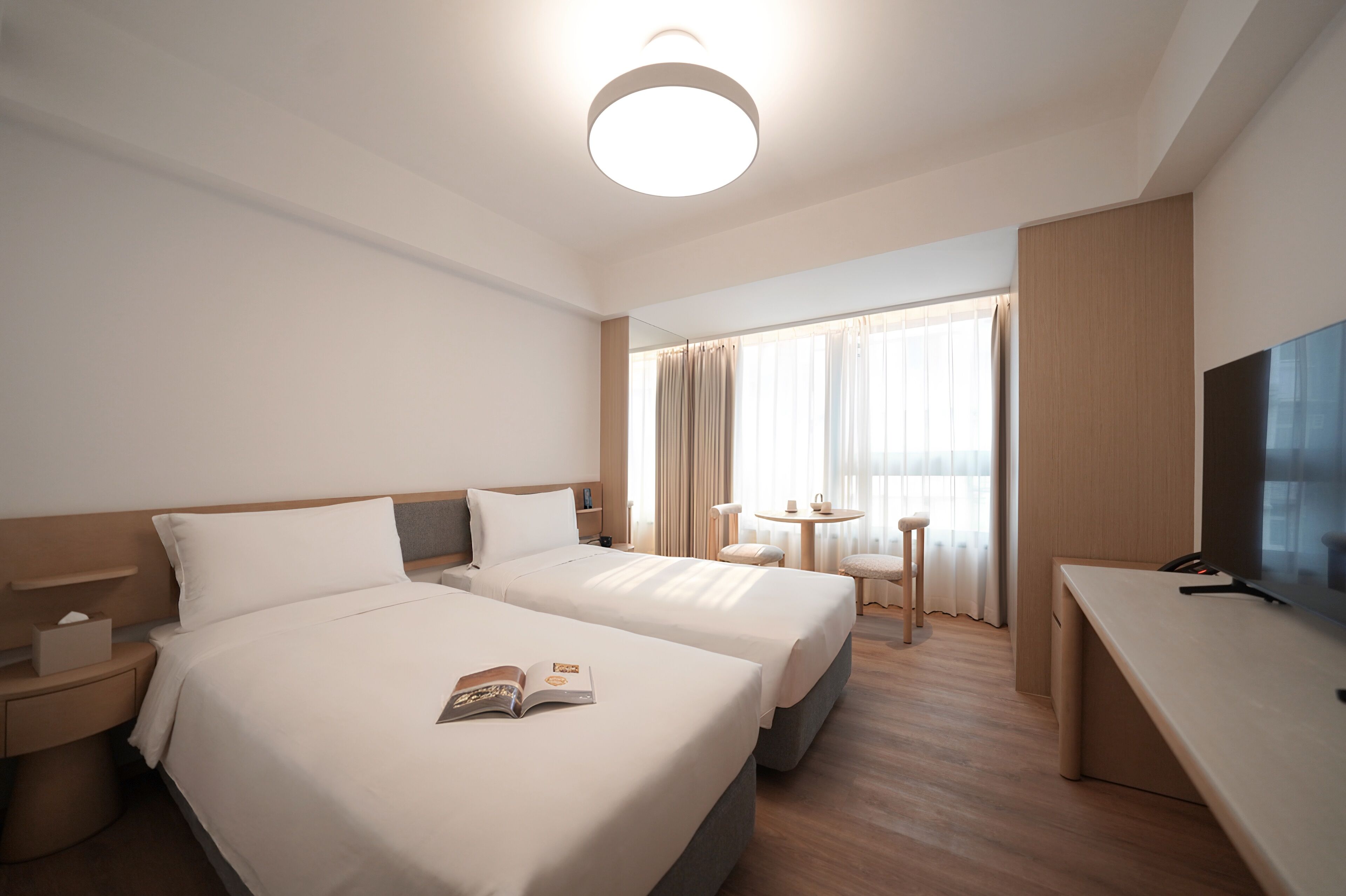 华丽双床房, 城市景观 | 羽绒被、客房内保险箱、办公桌、笔记本电脑工作区