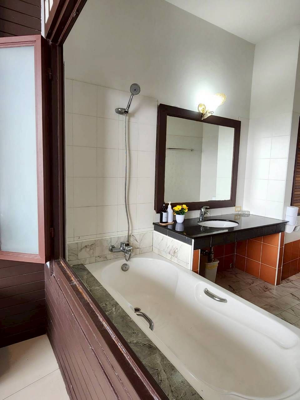 Uma casa de banho com banheira, lavatório e chuveiro.