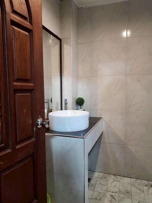 Habitación básica doble | Baño | Secador de pelo, toallas, jabón y champú