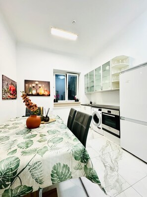 Apartamento básico | Cozinha privada | Geladeira, fogão, cooktop, chaleira elétrica