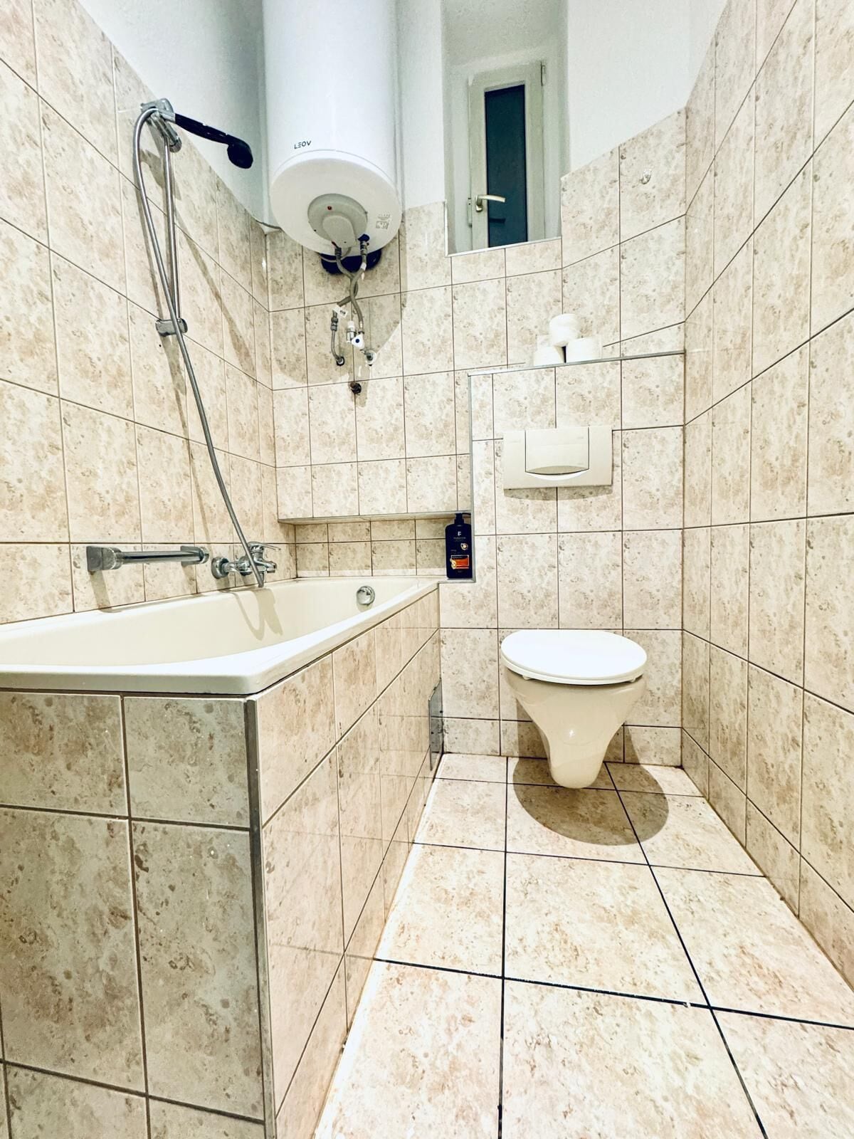 Basic Apartment | Bathroom | Combined shower/bathtub, free toiletries, hair dryer, towels