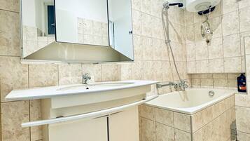 Basic Apartment | Bathroom