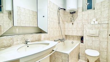 Basic-Apartment | Badezimmer | Duschwanne, kostenlose Toilettenartikel, Haartrockner, Handtücher