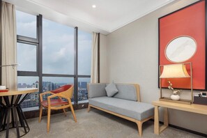 Habitación doble superior de uso individual, 1 cama de matrimonio grande, vistas a la ciudad | Sala de estar | Televisión LCD de 45 cm con canales por cable, una impresora