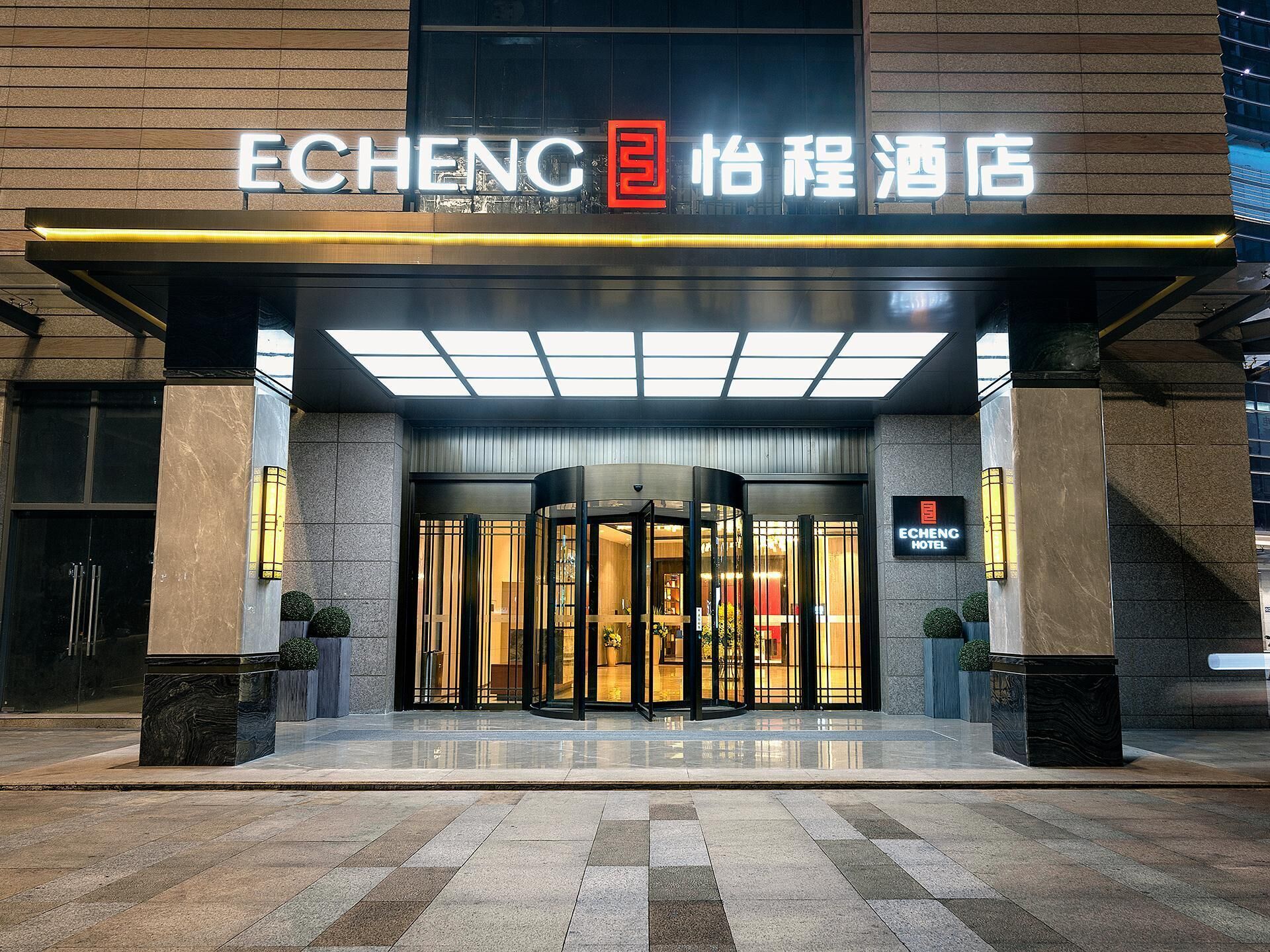 Fachada de la propiedad por la tarde o noche