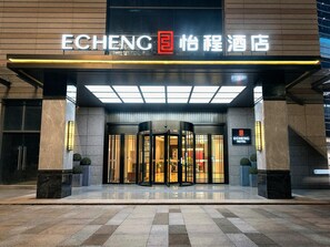 Boendets fasad - kvÀll/natt