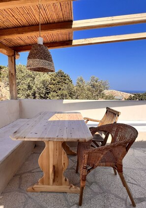 Familien-Vierbettzimmer, Meerblick | Terrasse/Patio