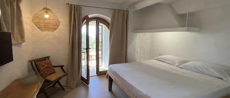 Rideaux occultants, fer et planche à repasser, Wi-Fi gratuit