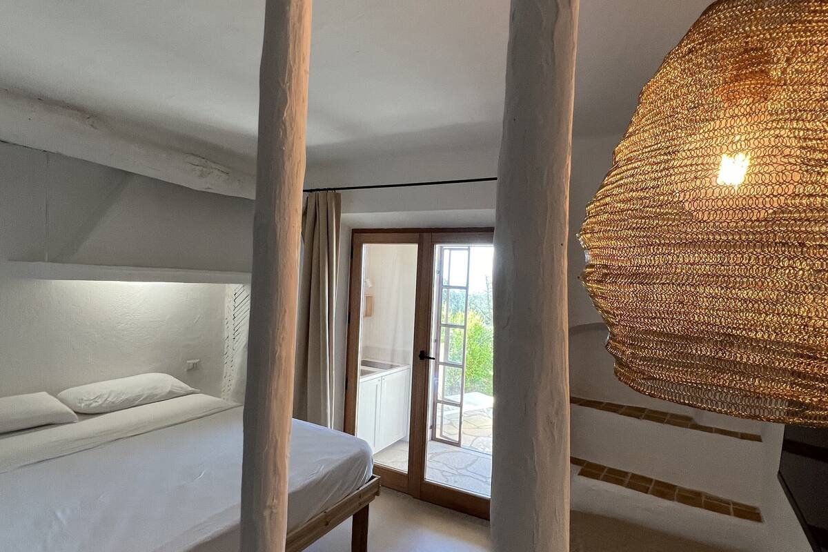 Deluxe Double Room, Sea View | Blackout drapes, iron/ironing board (on request), WiFi (free)