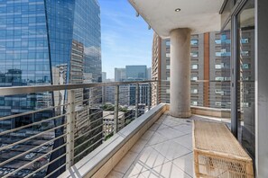 Property grounds - Modern apartment with skyline and sea views (Cape Town)