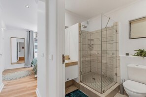 Haartrockner, Handtücher, Seife, Shampoo