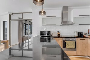 Fridge, microwave, oven, stovetop - Modern apartment with skyline and sea views (Cape Town)