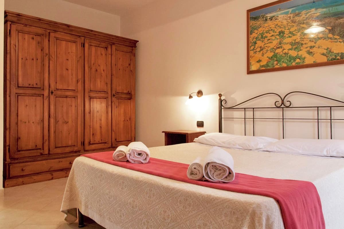 Deluxe Apartment | Iron/ironing board, cribs/infant beds, free WiFi, bed sheets