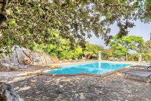 Piscina externa sazonal, guarda-s óis, espreguiçadeiras