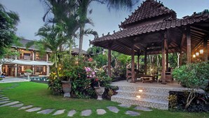 A traditional pavilion with a tiled roof, surrounded by lush greenery and a well-maintained garden. - Villa Avalon I by Elite Havens (Kabupaten Badung)