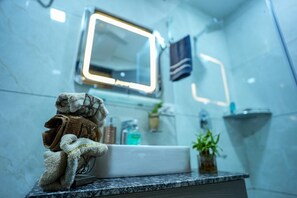 Douche, baignoire à jets, bidet, serviettes fournies